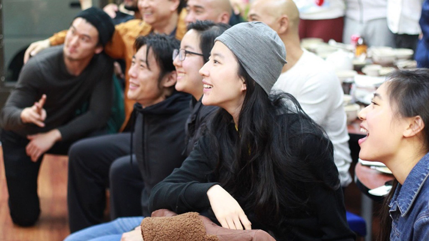 网友新西兰偶遇刘亦菲激动不已 素颜“花木兰”甜笑迷人