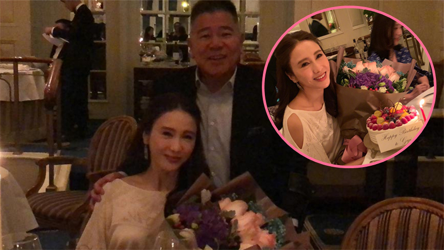 47岁黎姿庆生与老公恩爱同框 眼角鱼尾纹难掩岁月痕迹