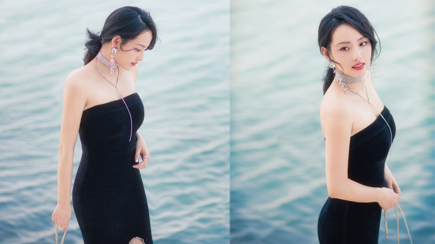 “顺嫔”张嘉倪产后复出海边拍美照 礼服显优雅气质