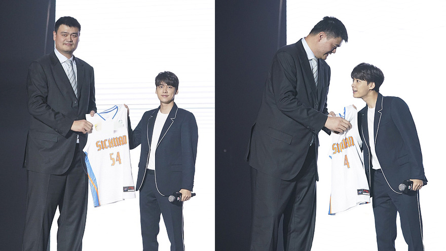 合影杀手！姚明和李易峰并肩 秀最萌身高差