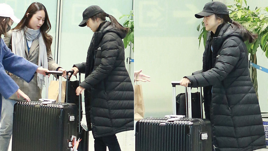 汤唯久违露面扎马尾清新 独自推俩行李箱变“女汉子”