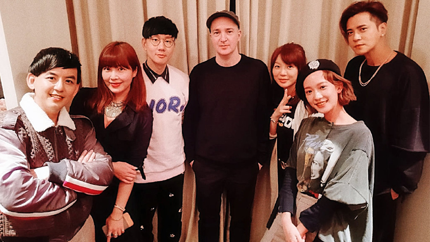 两大音乐巨头同框！林俊杰现身展览与罗志祥等合照