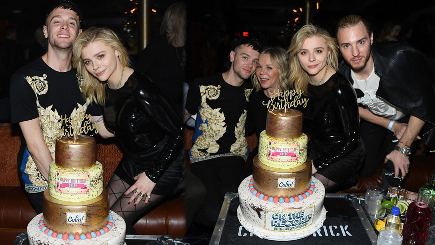 超杀女庆生黑丝配短裙性感 依偎哥哥满眼幸福