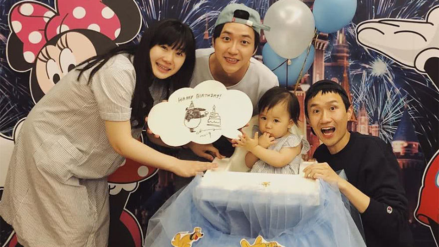 福原爱挺孕肚为江宏杰开生日派对 女儿“吃手指”超可爱
