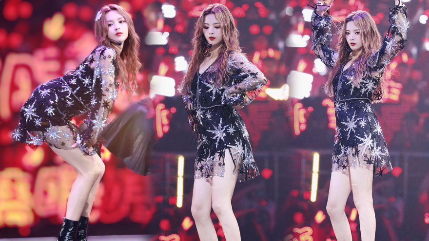 杨超越穿黑色蕾丝超短裙 舞台上经典再现"梦露蹲"