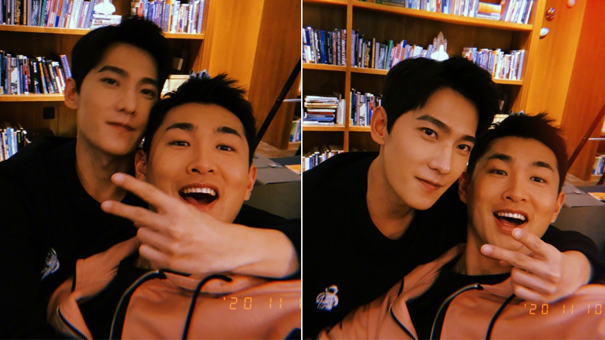 杨洋王彦霖合影开心比耶气氛欢乐