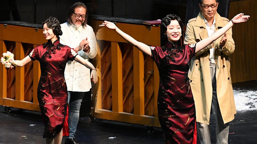 倪妮话剧公演谢幕双手致谢粉丝 穿旗袍身材美艳超绝