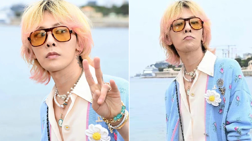 权志龙巴黎看秀生图曝光 穿浅蓝色花朵针织衫对镜比耶