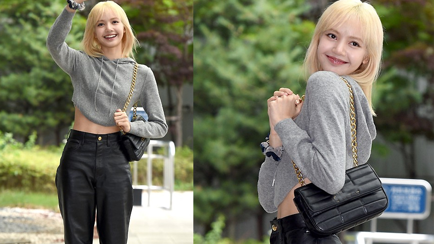 Lisa飞赴法国巴黎时装周 穿灰色帽衫小露纤腰笑容甜