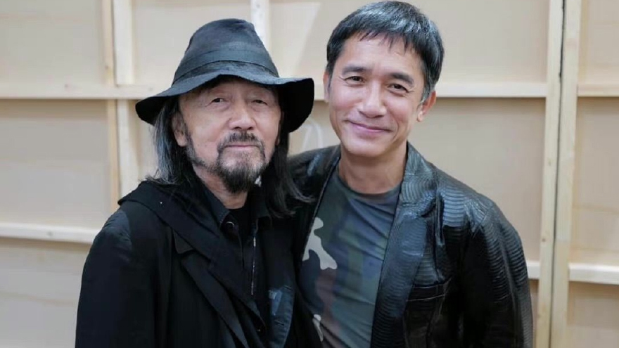 梁朝伟出席山本耀司秀场 两人久违同框依偎显亲切