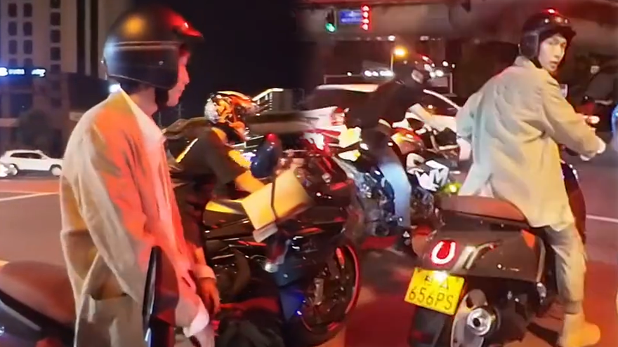 张艺兴新电影路透 西装戴头盔骑小电驴显呆萌