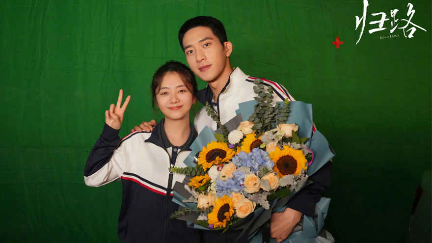 《归路》官宣杀青 井柏然谭松韵穿校服合照青春洋溢