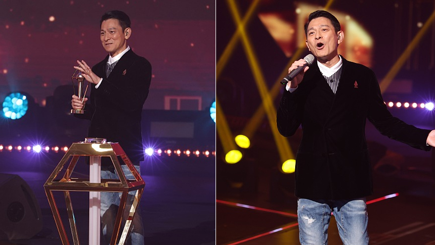 刘德华亮相香港金曲颁奖典礼 西装搭配牛仔裤状态佳