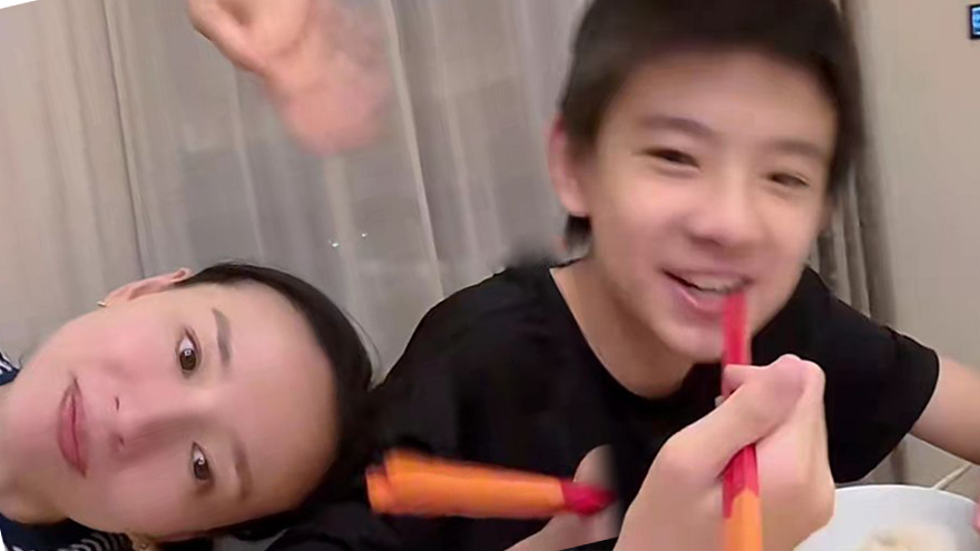 董洁宅家给娃做饭 头靠儿子顶顶肩膀撒娇似少女