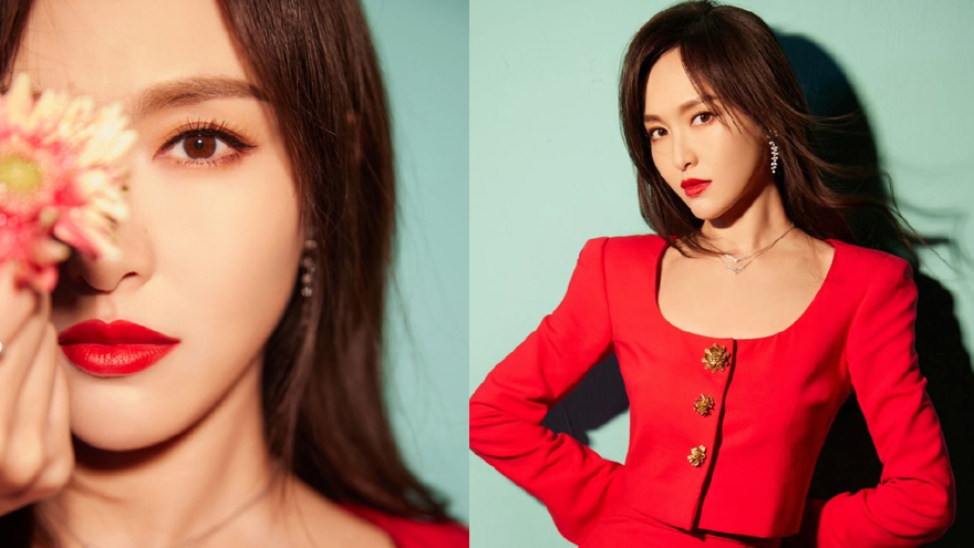 甜飒糖！唐嫣穿红裙套装秀曲线 手拿鲜花明艳动人