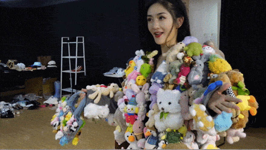 谢娜晒话剧彩排花絮身着定制剧服 挂满220个娃娃