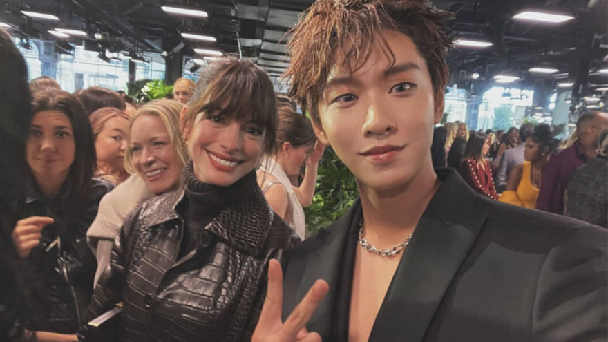 余景天纽约时装周看秀 晒与安妮海瑟薇合影梦幻同框