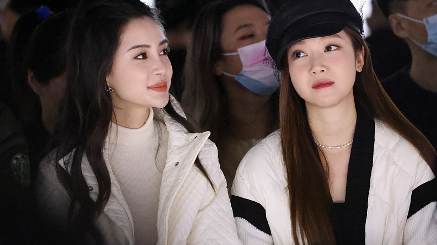 angelababy郑秀妍同框看秀 两人并排坐热聊画面养眼