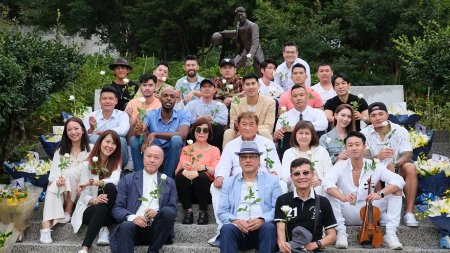 父母为高以翔定制个人铜像 黑人陈建州为揭幕仪式致辞