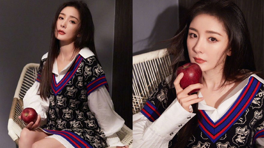 杨幂白衬衫针织马甲造型秀美腿 红蓝条纹演绎摩登风范