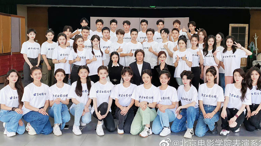 北电2022级表演实验班合照 何洛洛严浩翔等青春洋溢