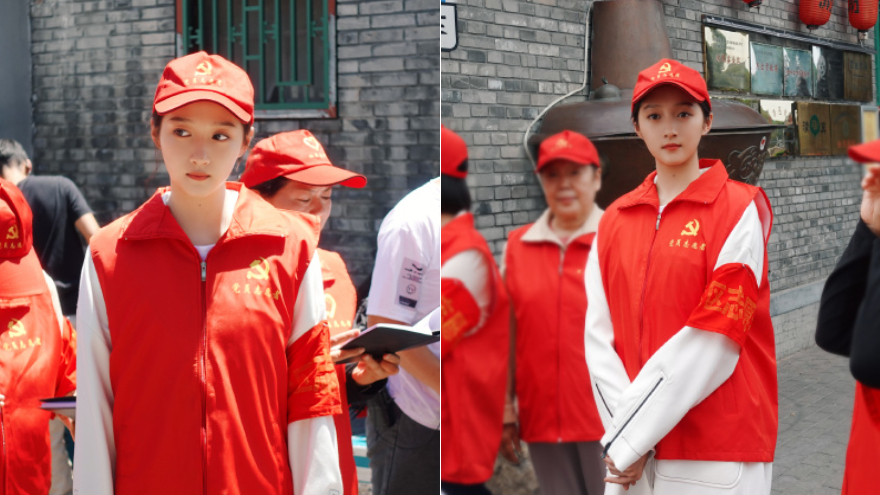 关晓彤新剧花絮照曝光 穿志愿者马甲戴红帽青春靓丽