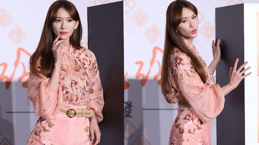 林志玲穿小碎花连体裙裤秀美腿 回忆求子之路声音哽咽