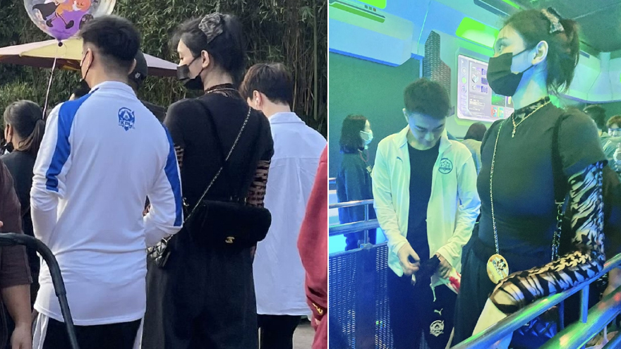 何猷君奚梦瑶一家三口逛迪士尼 一起排队很接地气