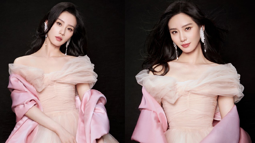 刘诗诗穿粉色一字肩长裙秀锁骨 波浪卷发温柔有气质