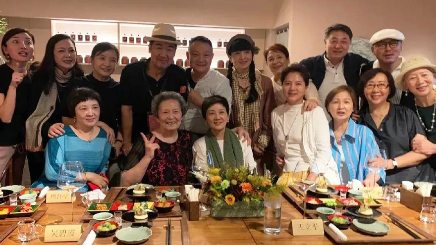 87版《红楼梦》主演重聚一堂 欧阳奋强张国立举杯对饮