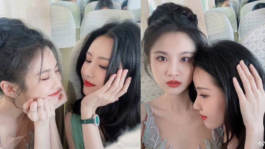 张慧雯晒与陈都灵贴脸自拍 甜美比心友情满分