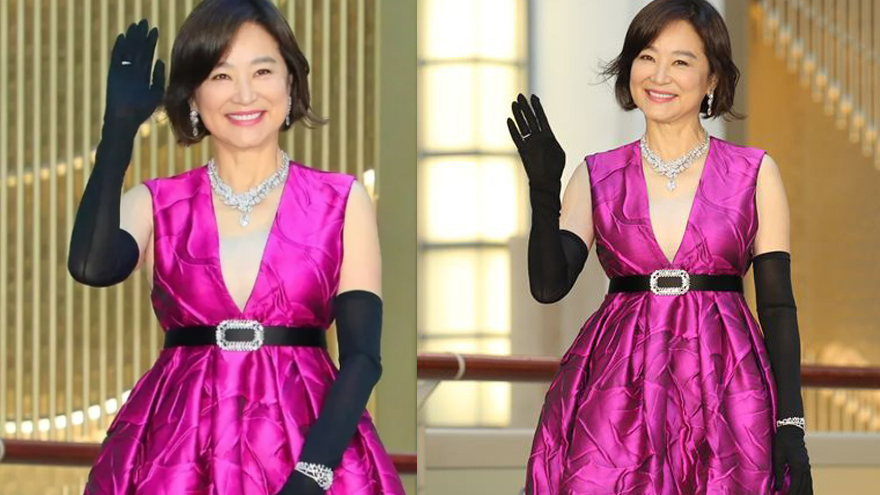 68岁林青霞着桃红色礼服亮相 面带笑容光彩照人状态好