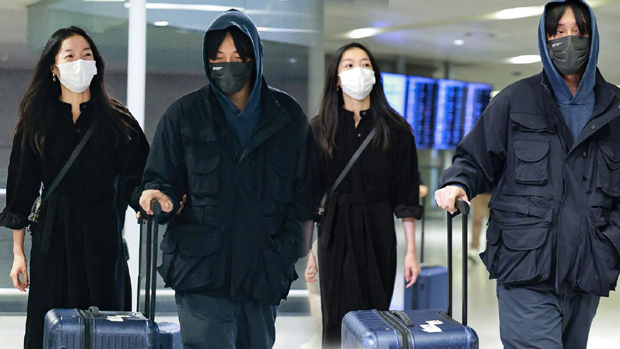 齐溪王传君深色穿搭现身机场 二人并肩而行十分甜蜜