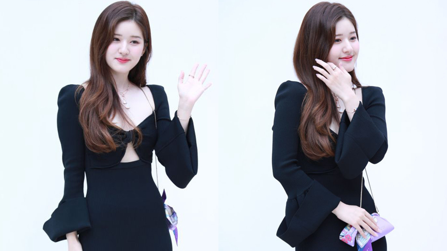 赵露思穿黑色蝴蝶结抹胸礼服亮相 波浪卷发甜美皮肤白皙