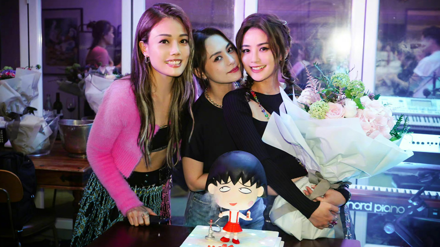 钟欣潼容祖儿霍汶希卡零点晒照 为蔡卓妍庆祝40岁生日