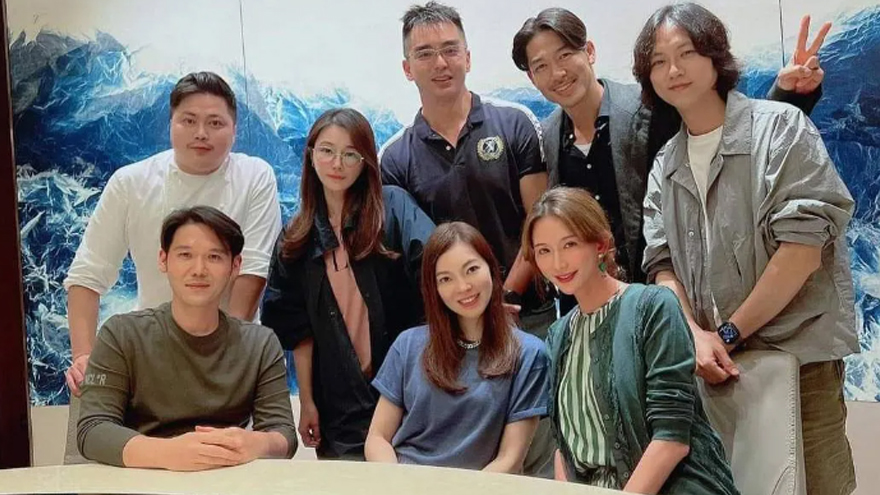 林志玲与好友聚会合照温婉可人 老公黑泽良平陪伴在侧