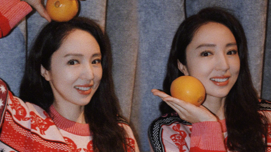 董璇分享喜庆红色毛衣随拍 手捧蜜橘又美又甜