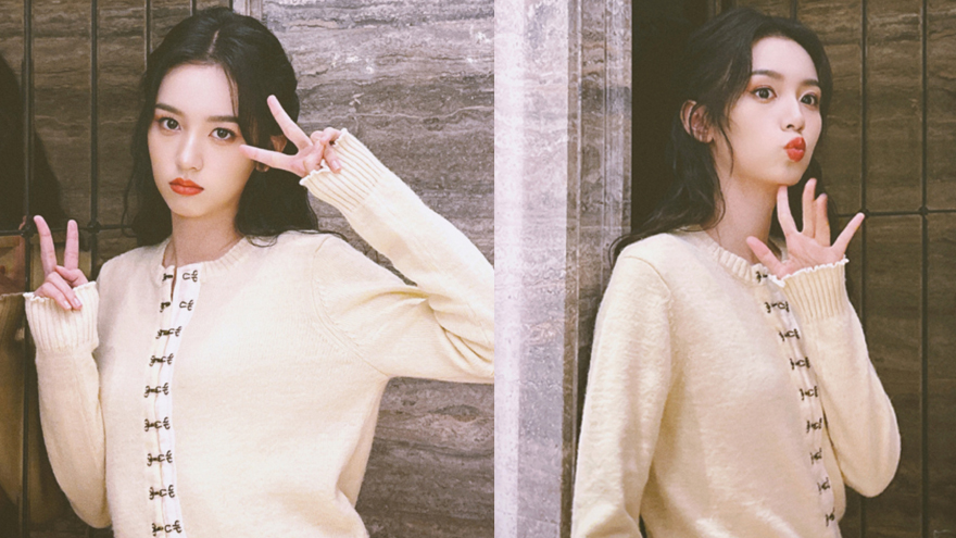 周也晒四宫格库存照 穿浅色针织衫嘟嘴比耶显俏皮