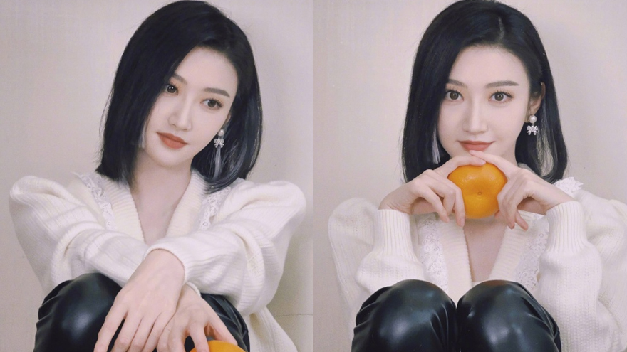 景甜晒十二宫格美照 白色毛衣搭配皮裤造型温婉可人