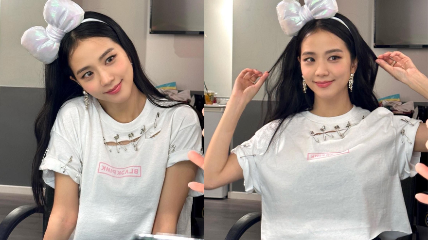 BLACKPINK金智秀对镜自拍 戴蝴蝶结发箍歪头甜笑