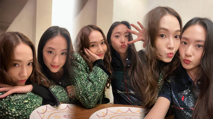 郑秀妍晒和郑秀晶合影 姐妹俩嘟嘴做鬼脸古灵精怪