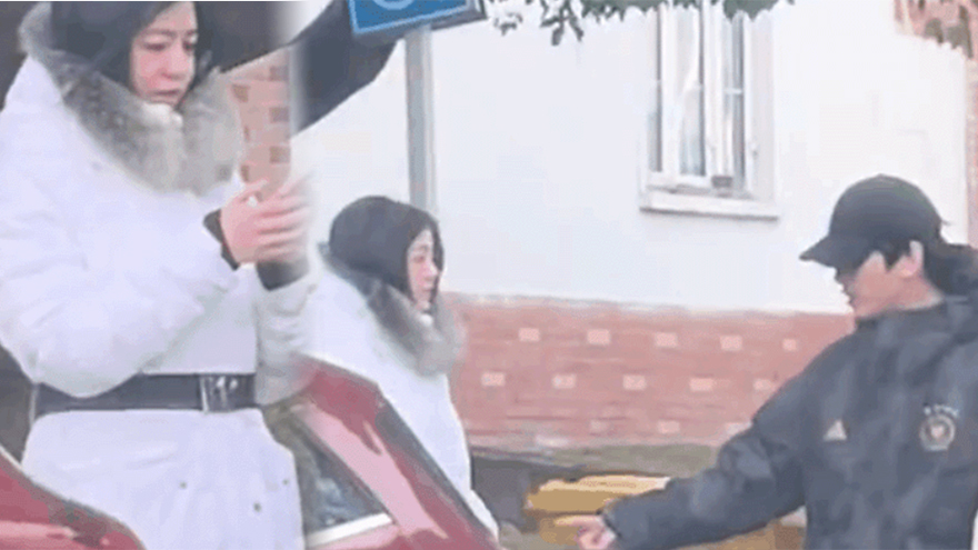 陈晓陈妍希回老家过年被偶遇 站路旁与好友聊天