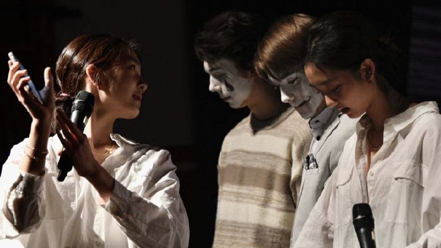 黄多多晒当舞台剧导演照片 穿白衬衫拿话筒显干练