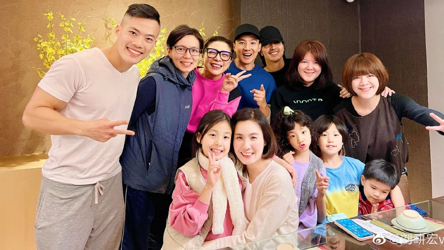 刘畊宏全家海边漫步幸福温馨 言承旭惊喜现身一同聚餐