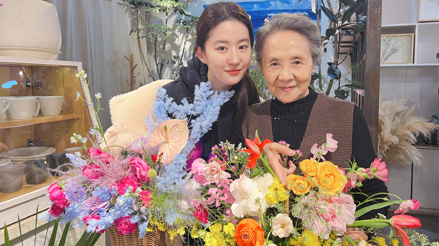 刘亦菲晒与吴彦姝插花合照 两人对镜甜笑人比花还美