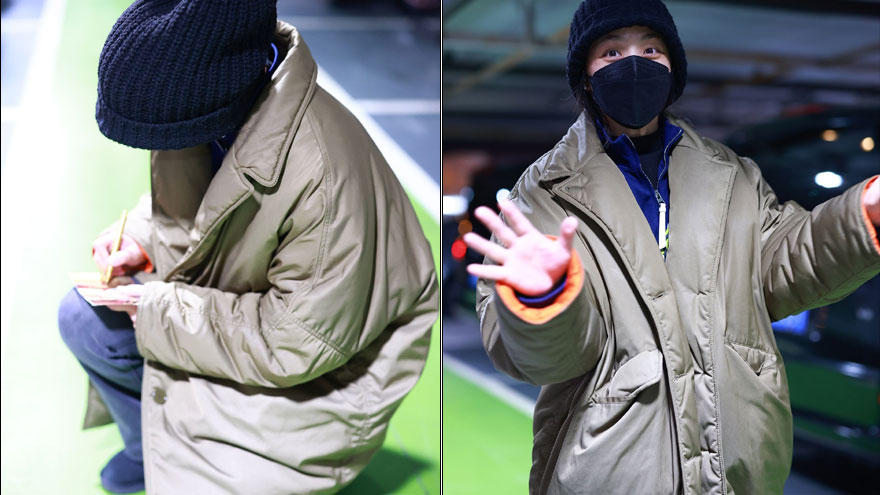 汤唯抵达上海虹桥机场 单膝跪地为粉丝签名暖心十足