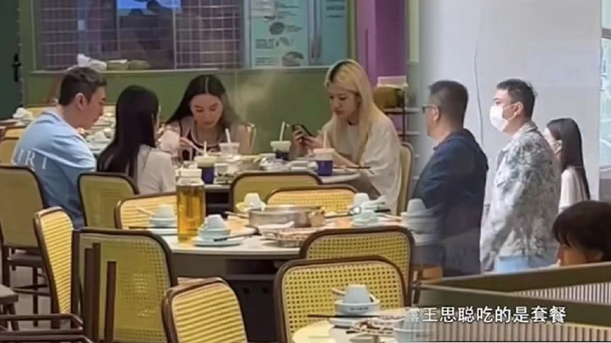 网友偶遇王思聪携三女吃椰子鸡 几人素颜出街穿着随性