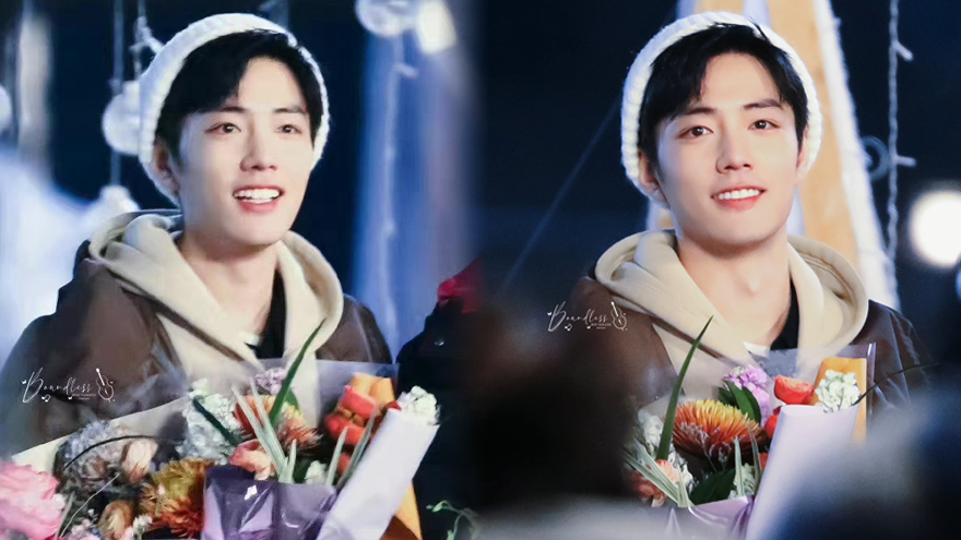 肖战新剧《骄阳伴我》杀青 穿豹纹外套戴毛线帽笑容灿烂