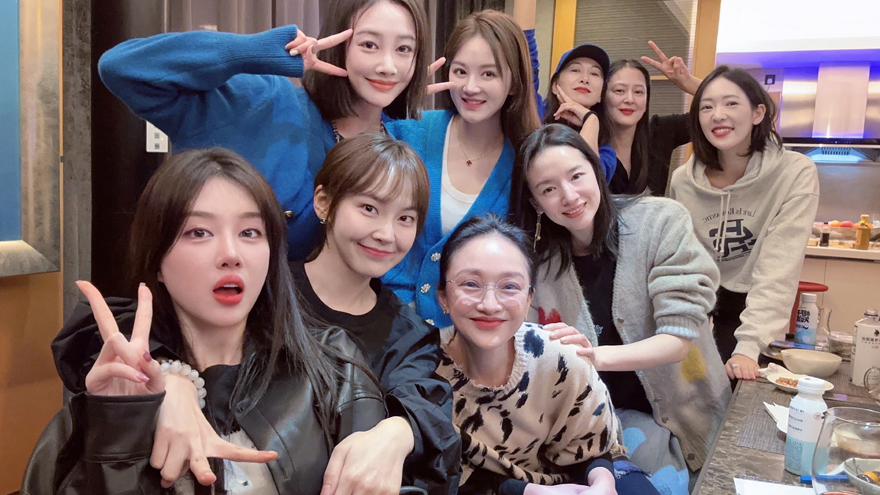 《如懿传》播出七周年主演重聚 周迅董洁童瑶合照笑容甜