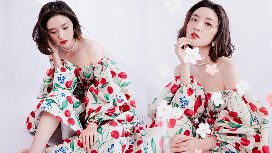 唐艺昕花卉抹胸泡泡裙秀香肩 怼脸镜头气质佳